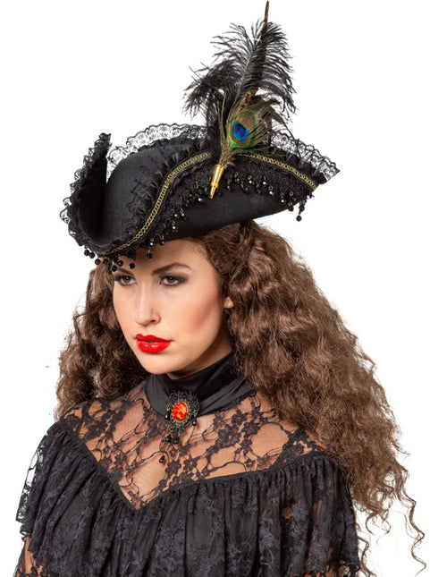 Pirathatt med påfågelfjäder