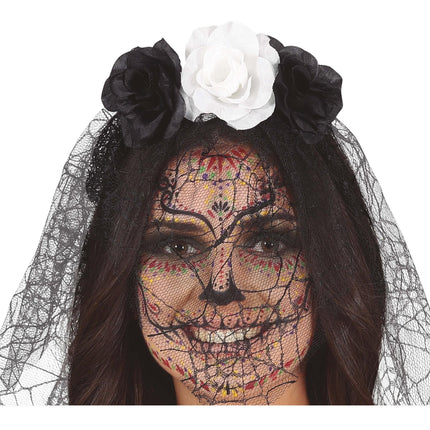 Svartvitt hårband med slöja