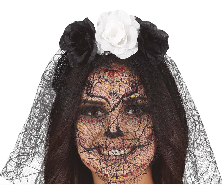 Svartvitt hårband med slöja