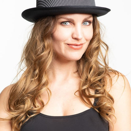 Lång hatt svart randig satin