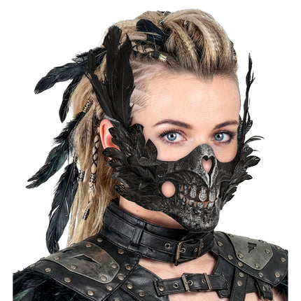 Halloween-mask – svart dödskalle med fjädrar