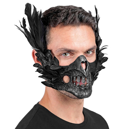 Halloween-mask – svart dödskalle med fjädrar
