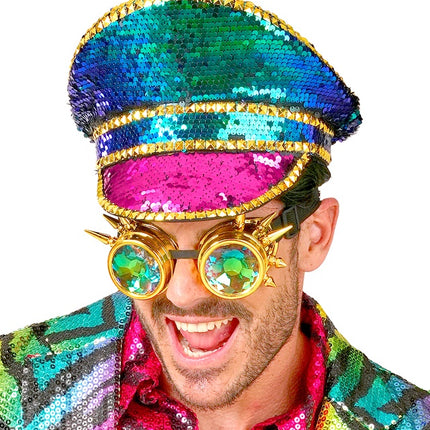 Färgad keps med paljetter och skyddsglasögon