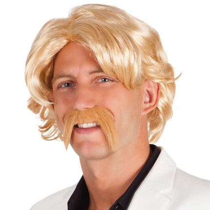 Blonde Pruik Chuck Met Snor van Boland koop je bij Partywinkel