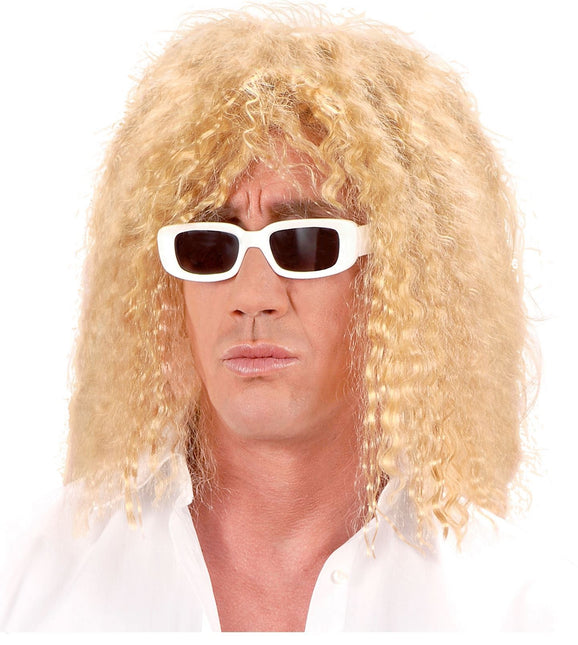 Sångerska med blond peruk