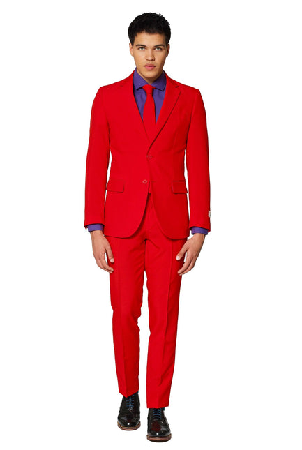 Män i röd kostym <tc>OppoSuits</tc>