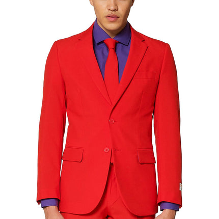 Män i röd kostym <tc>OppoSuits</tc>
