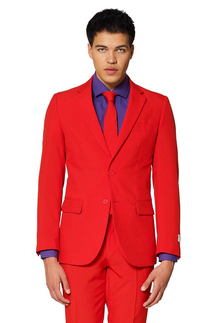 Män i röd kostym <tc>OppoSuits</tc>