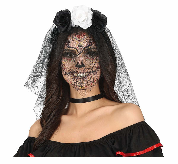 Svartvitt hårband med slöja