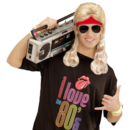 Röda svettband med blont lockigt hår