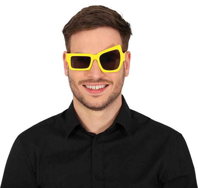 Gele Bril Asymmetrisch van Fiestas Guirca koop je bij Partywinkel