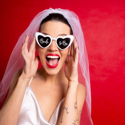 Hartvormige bril met de tekst 'Bride to Be', wit van Partydeco koop je bij Partywinkel
