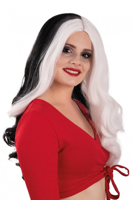 Pruik Selena Lang Met Krullen Zwart En Wit Met Een Witte Lok van PartyXplosion koop je bij Partywinkel