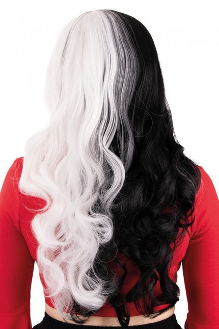 Pruik Selena Lang Met Krullen Zwart En Wit Met Een Witte Lok van PartyXplosion koop je bij Partywinkel