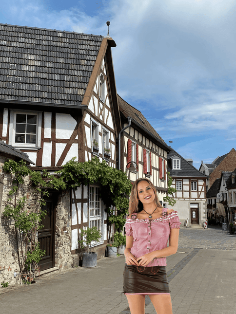 Rood Witte Blouse Dames Geruit Met Gespen van Haus Huberts koop je bij Partywinkel