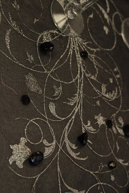 Zwarte Organza Stof Zilveren Bloemen 36cm 9m van Partydeco koop je bij Partywinkel